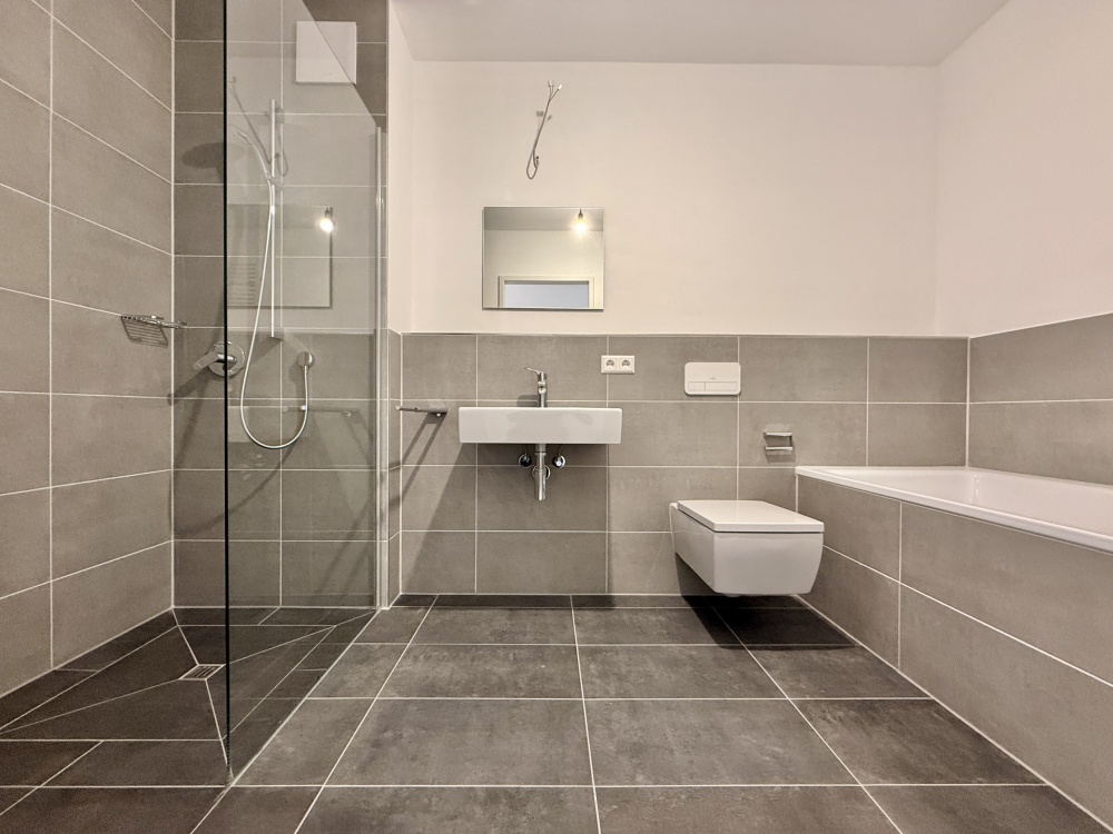 Bad mit Wanne und Dusche