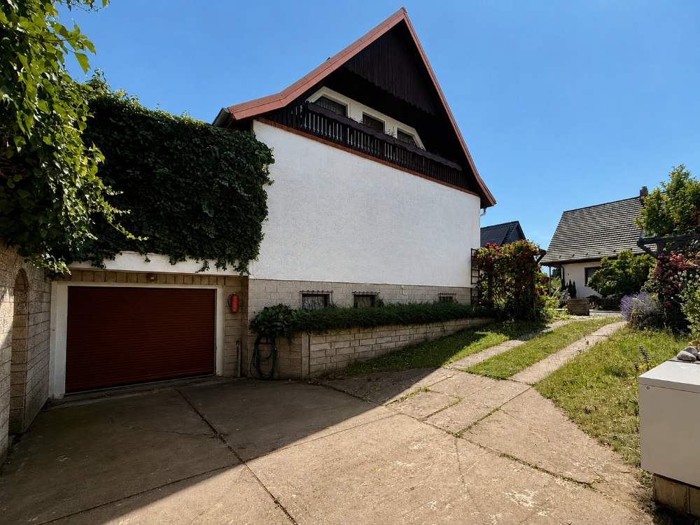 Giebelansicht und Garage