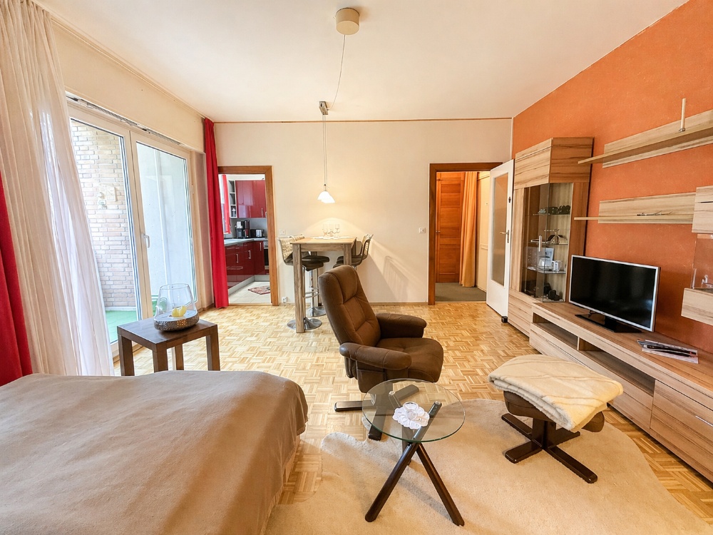 Zimmer mit Blick zur Küche und Flur