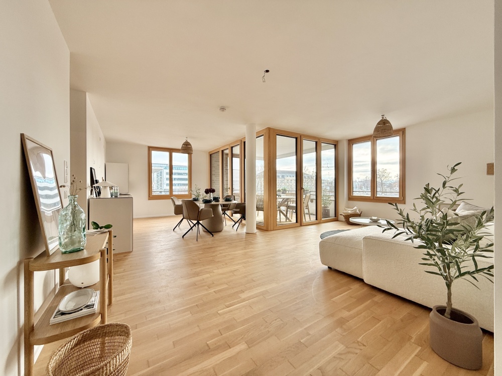 Wohnzimmer mit offener Küche