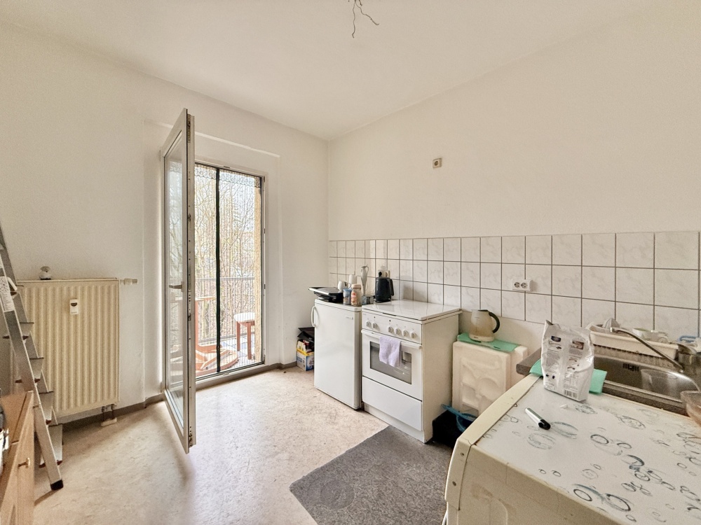 Küche mit Balkonzugang