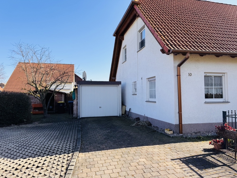 Zufahrt und PKW Stellplätze