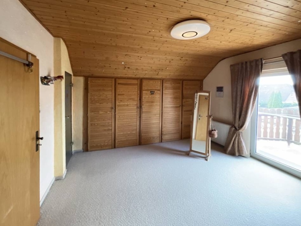 mit Zugang zum Balkon