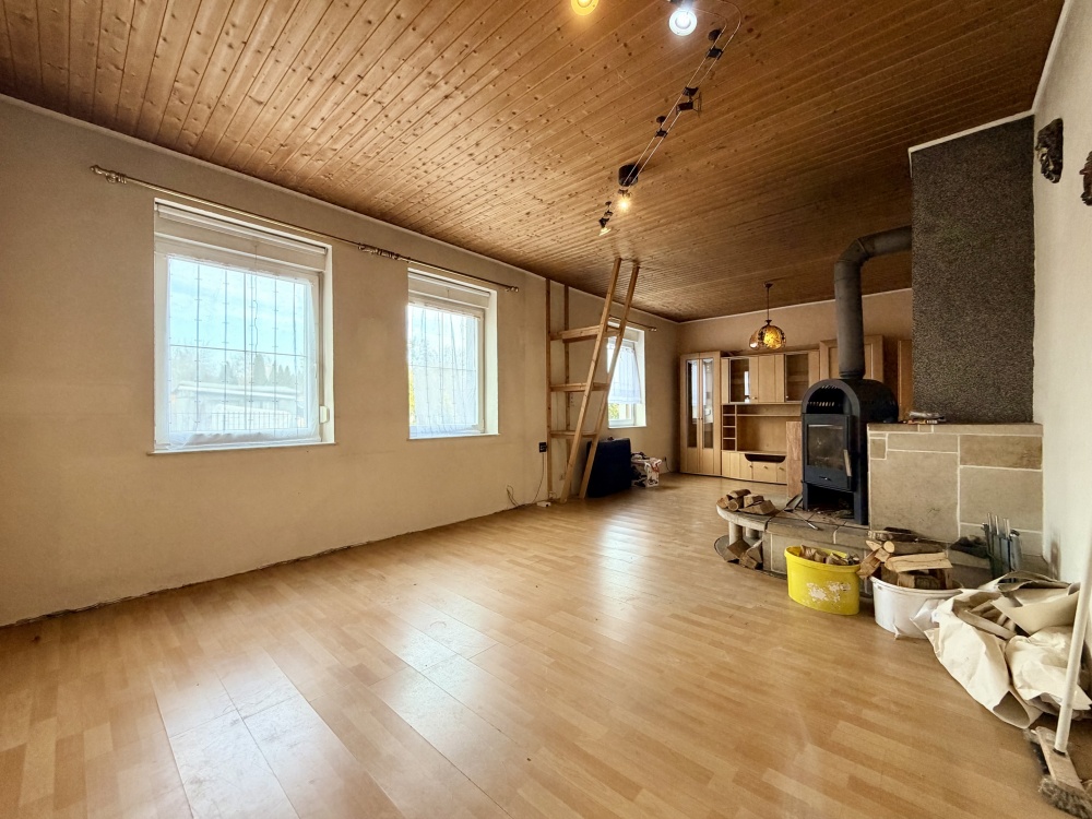 Großes Wohnzimmer mit Kamin