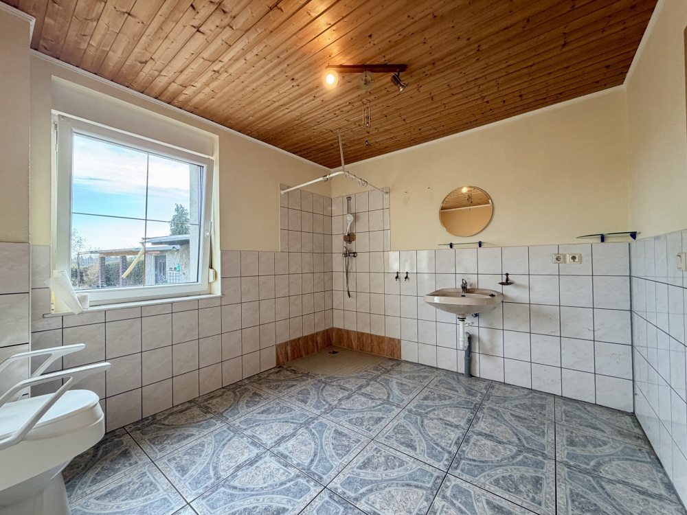 Badezimmer mit ebenerdiger Dusche