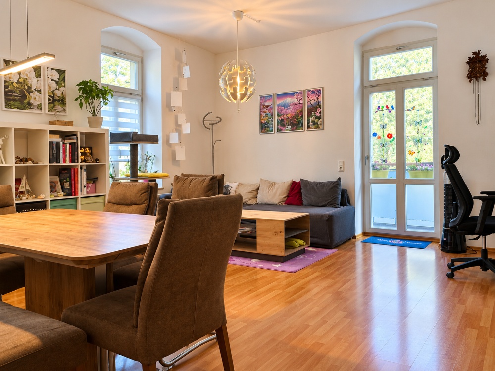 Wohnzimmer mit Zugang zum Balkon