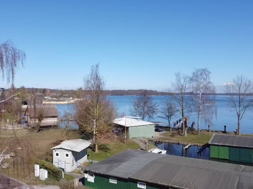 den See vor der Tür