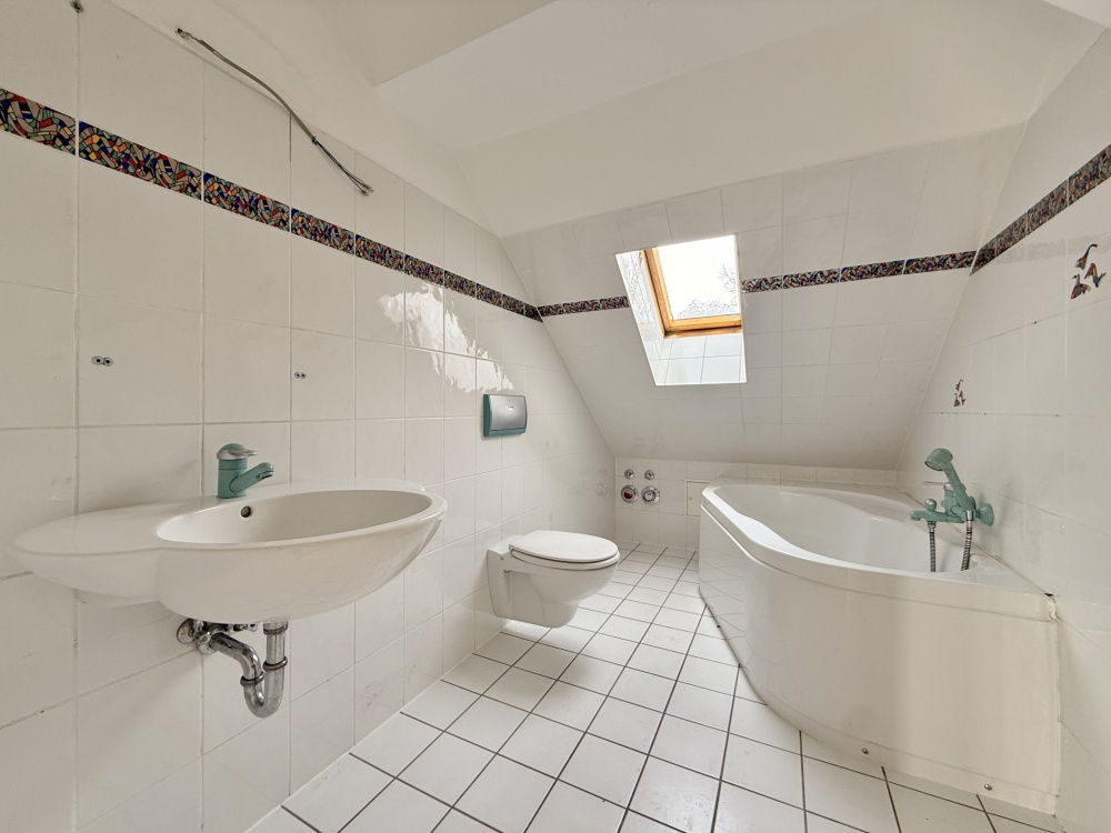 Tageslichtbad mit Wanne