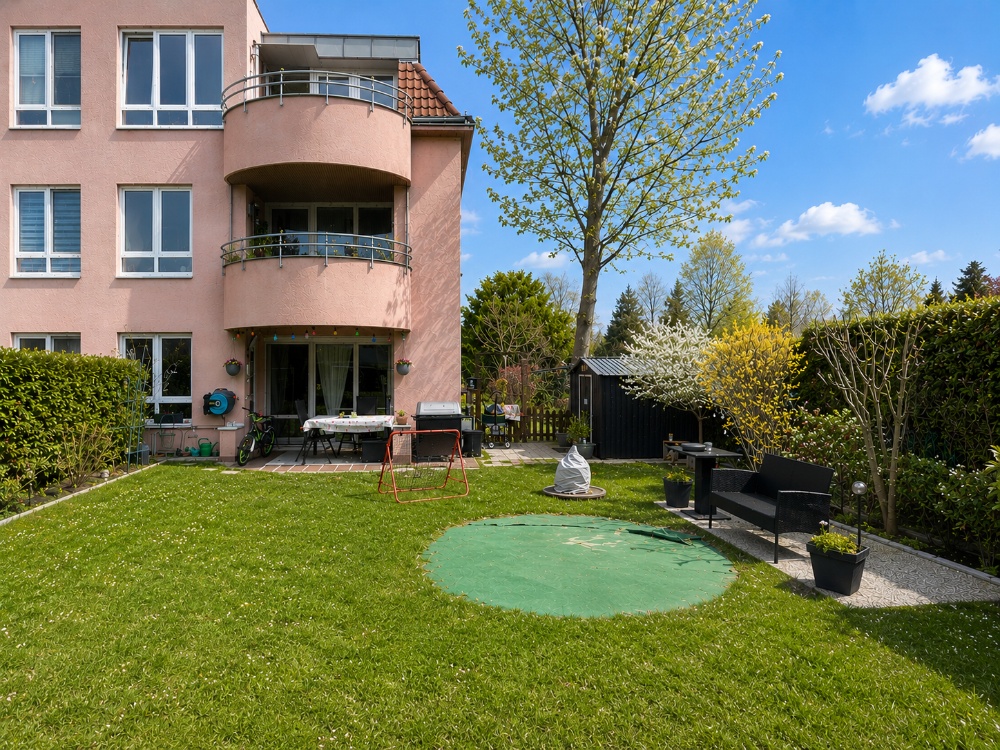 Garten mit Sitzmöglichkeit