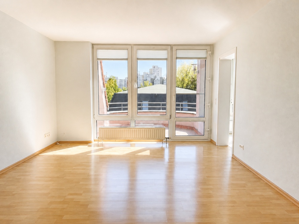 Wohnzimmer mit Balkon