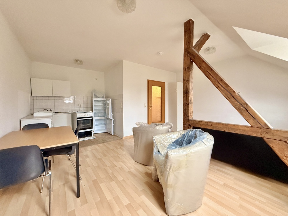 Wohnzimmer mit offener Küche