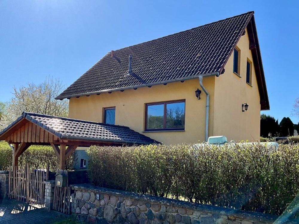 Hausansicht mit Carport