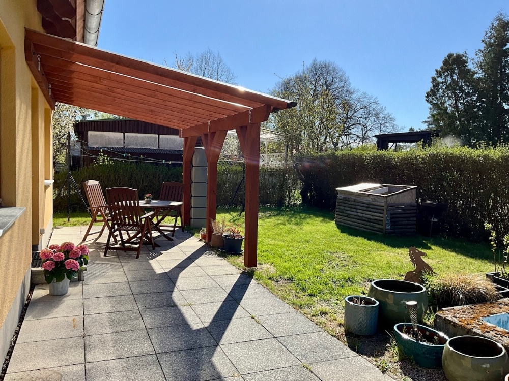 Blick zur überdachten Südterrasse