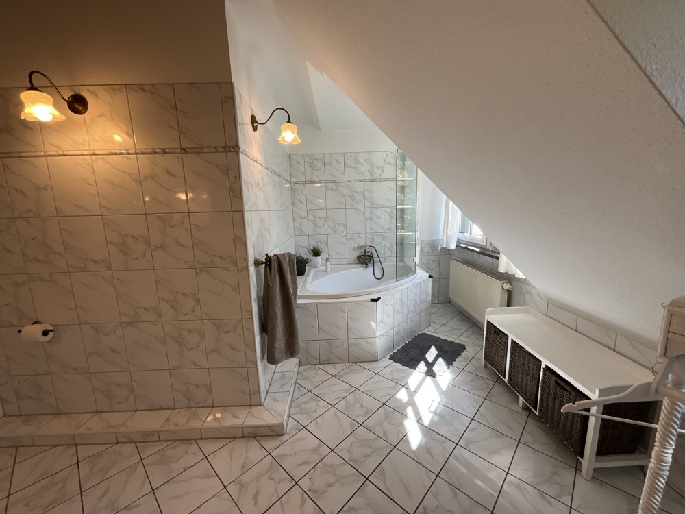 Badezimmer mit Eckwanne