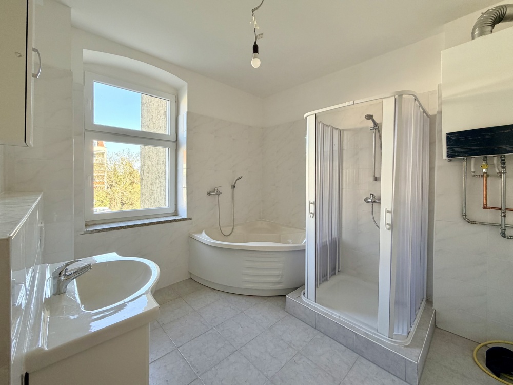 Badezimmer mit Wanne und Dusche