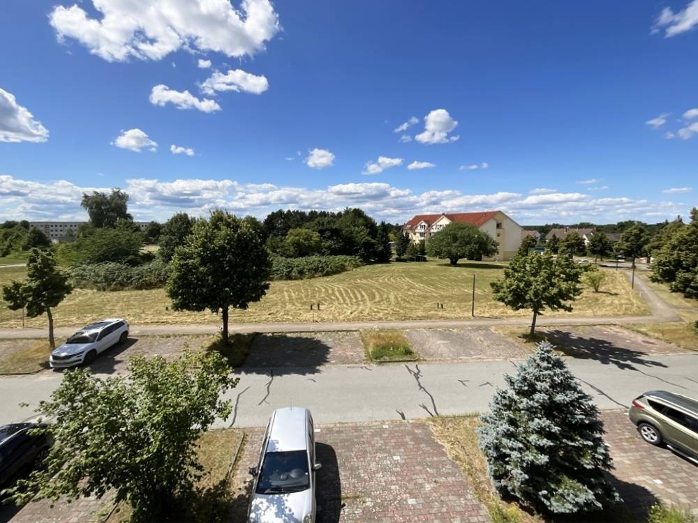 zahlreiche Parkplätze vor dem Haus