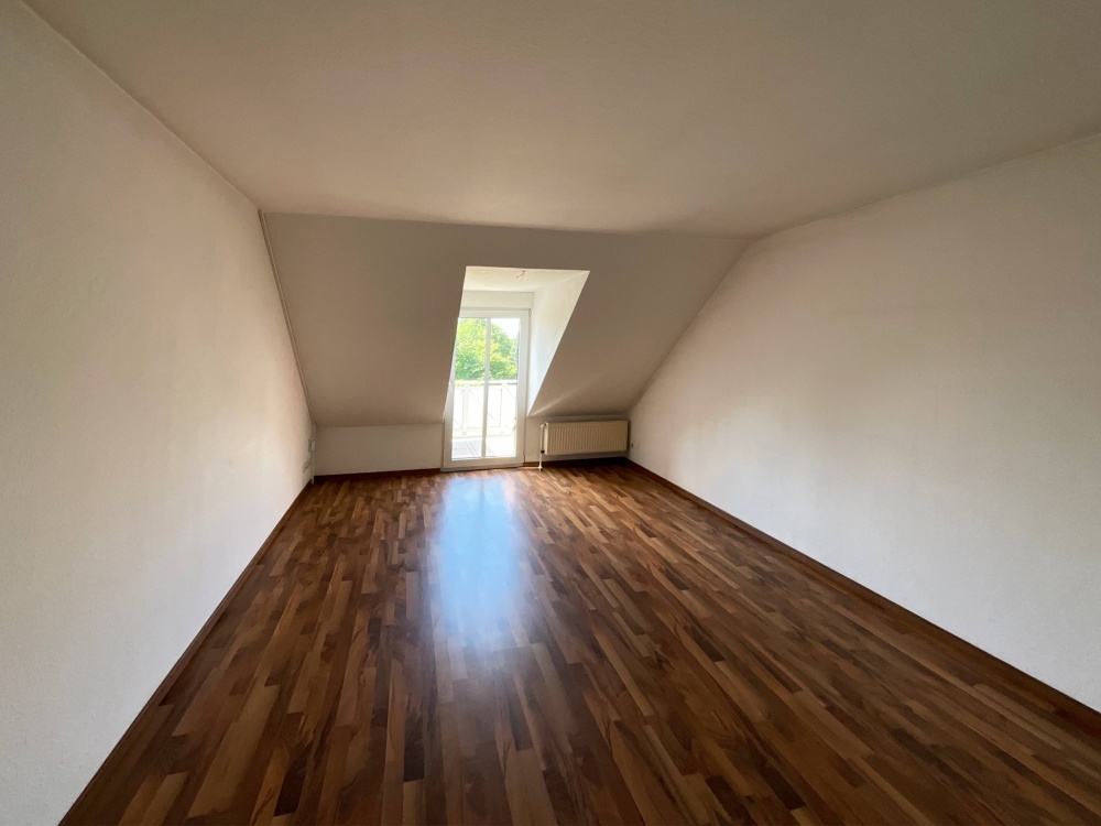 Wohnbereich mit Zugang zum Balkon