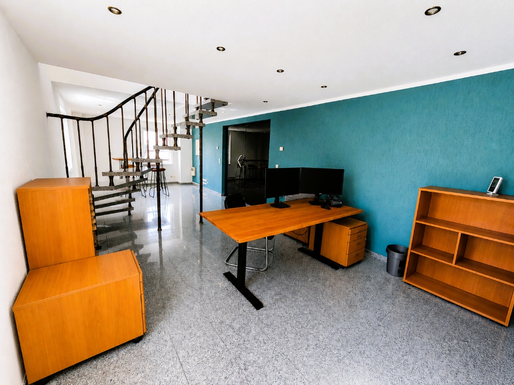Arbeitsplatz und Treppe im EG
