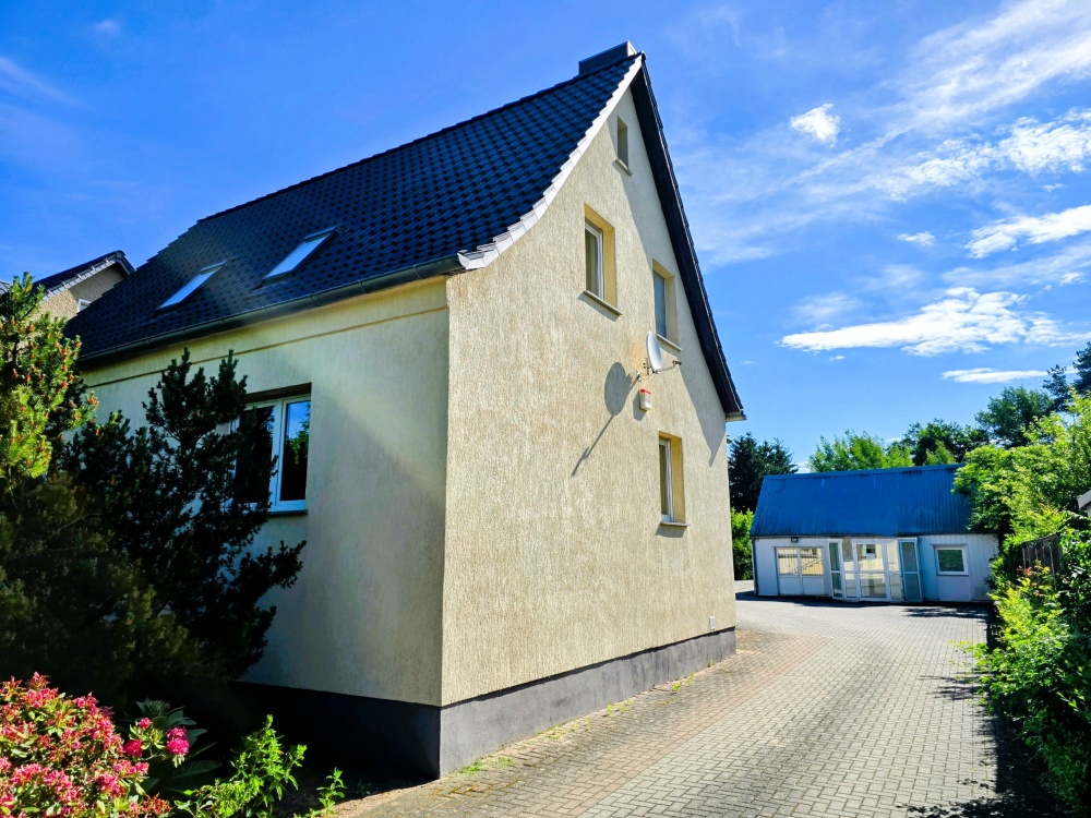 Wohnhaus mit Einfahrt und Bürogebäude