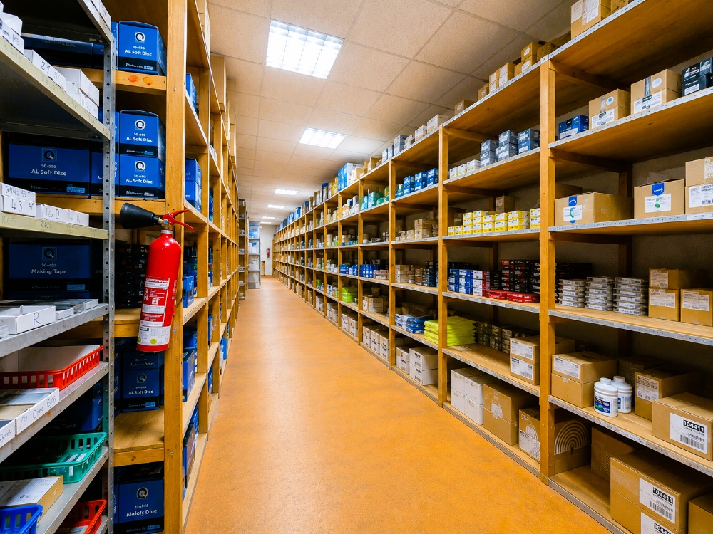 großes Lager am Bürotrakt