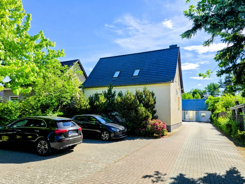 Einfahrt mit Haupthaus und Büro