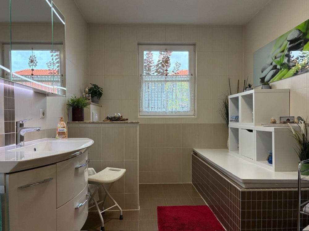Hauptbad mit Badewanne und Dusche