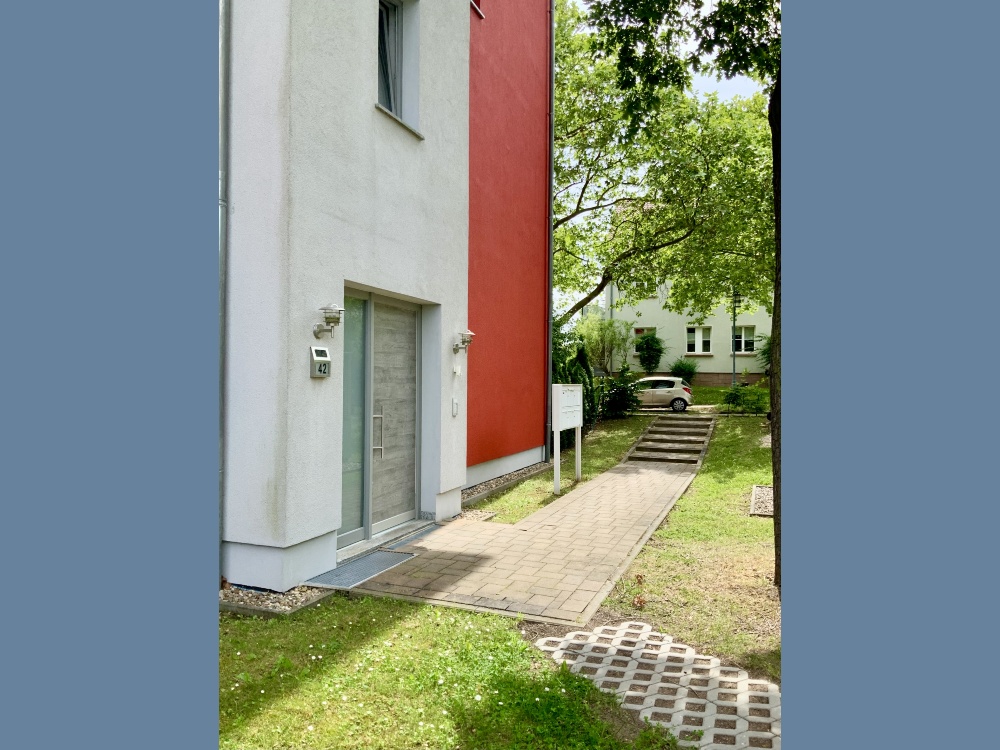 Vor dem Haus