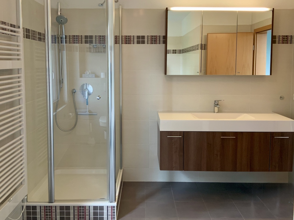 Dusche und Möbel