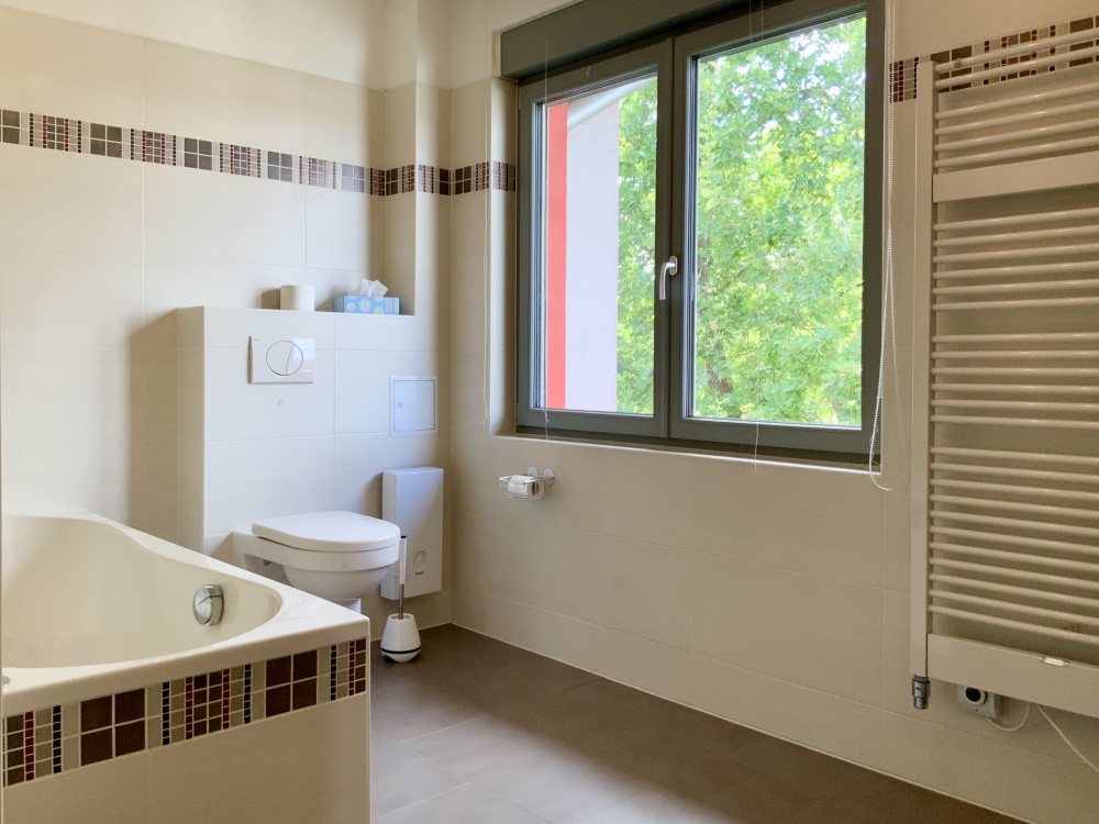 Bad mit Wanne und ...