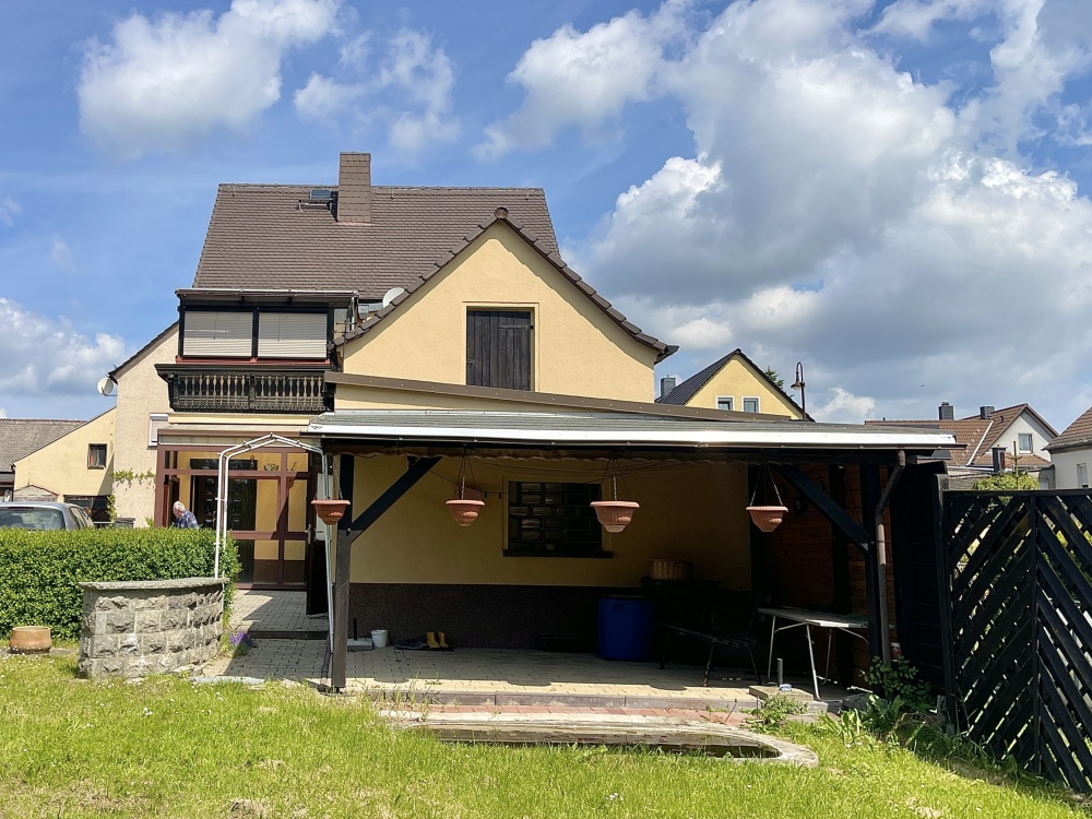 Garten und überdachter Sitzbereich