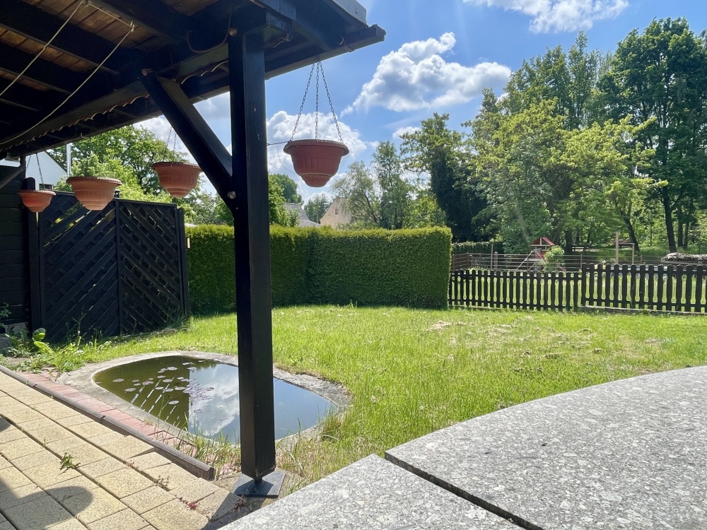Garten mit kleinem Teich