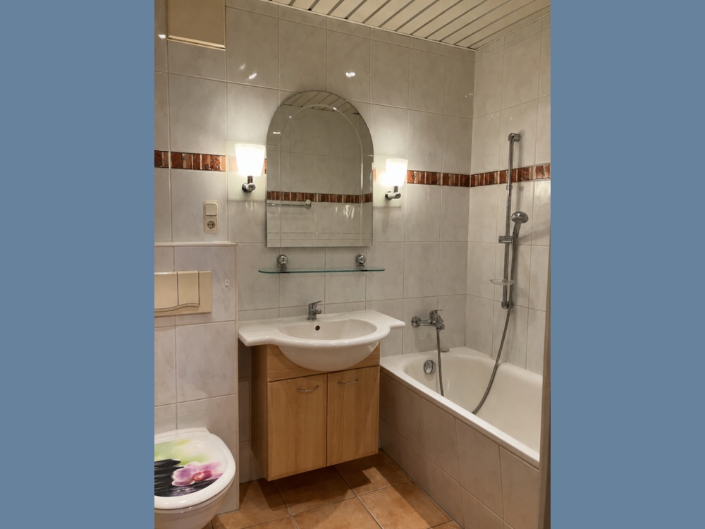 Badezimmer mit Wanne 