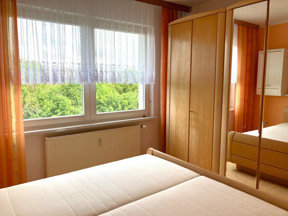Schlafzimmer mit großem Einbauschrank 