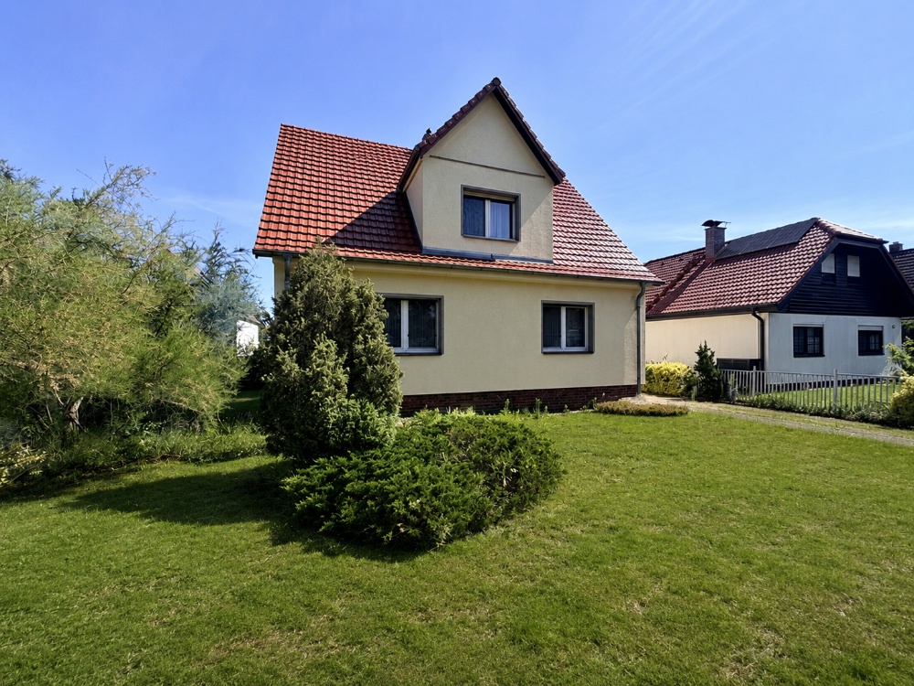Wohnhaus mit Vorgarten