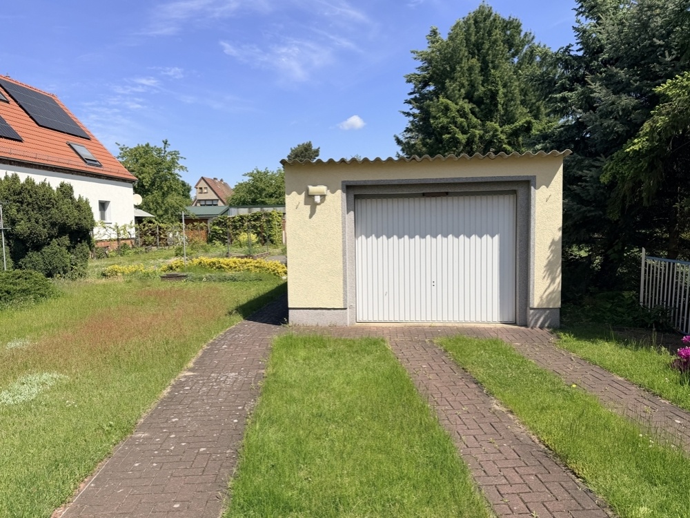 Garage mit fester Zufahrt