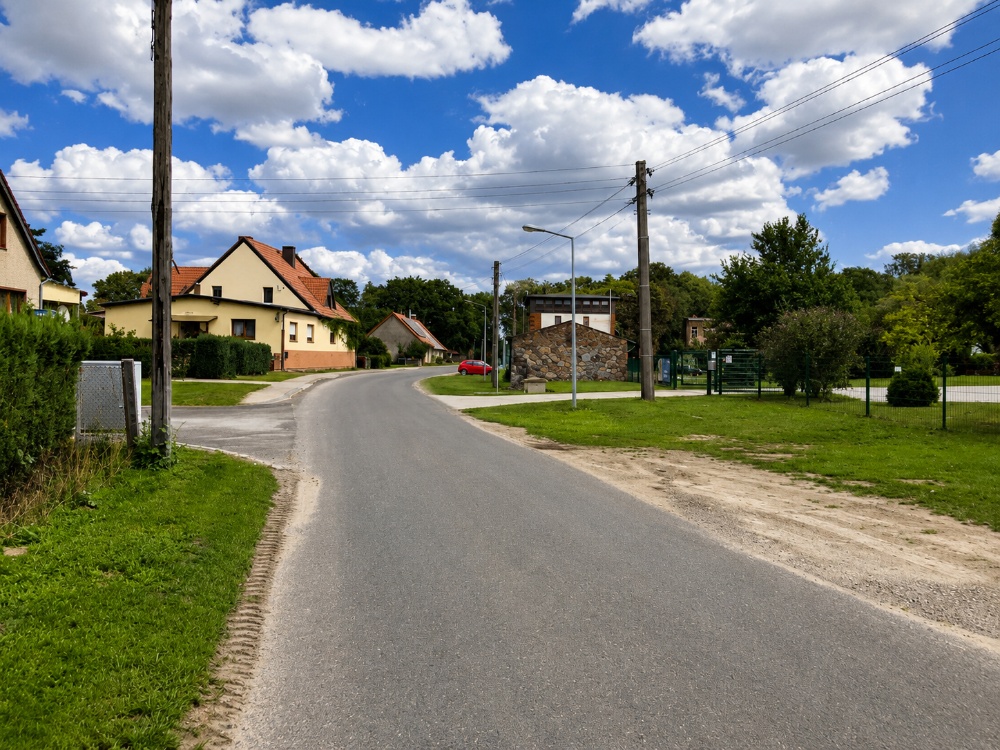 Strasse vor dem Grundstück