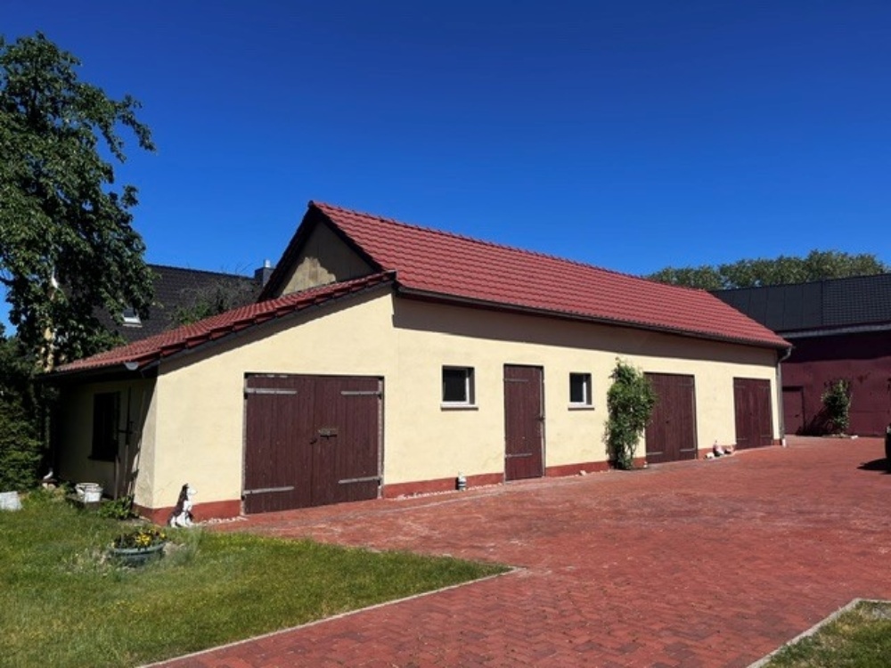 Nebengebäude (Garagen)