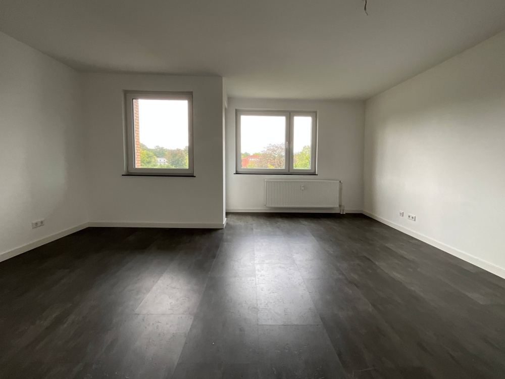 mit großen Fensterfronten