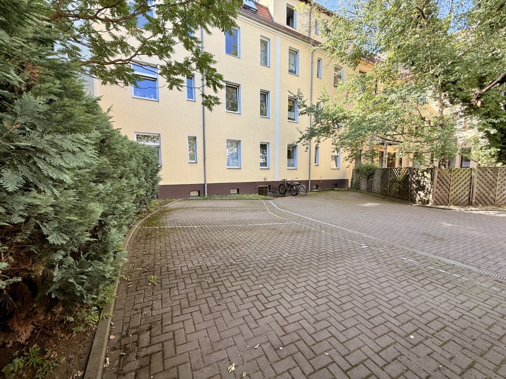Pkw-Stellplätze im Hinterhof