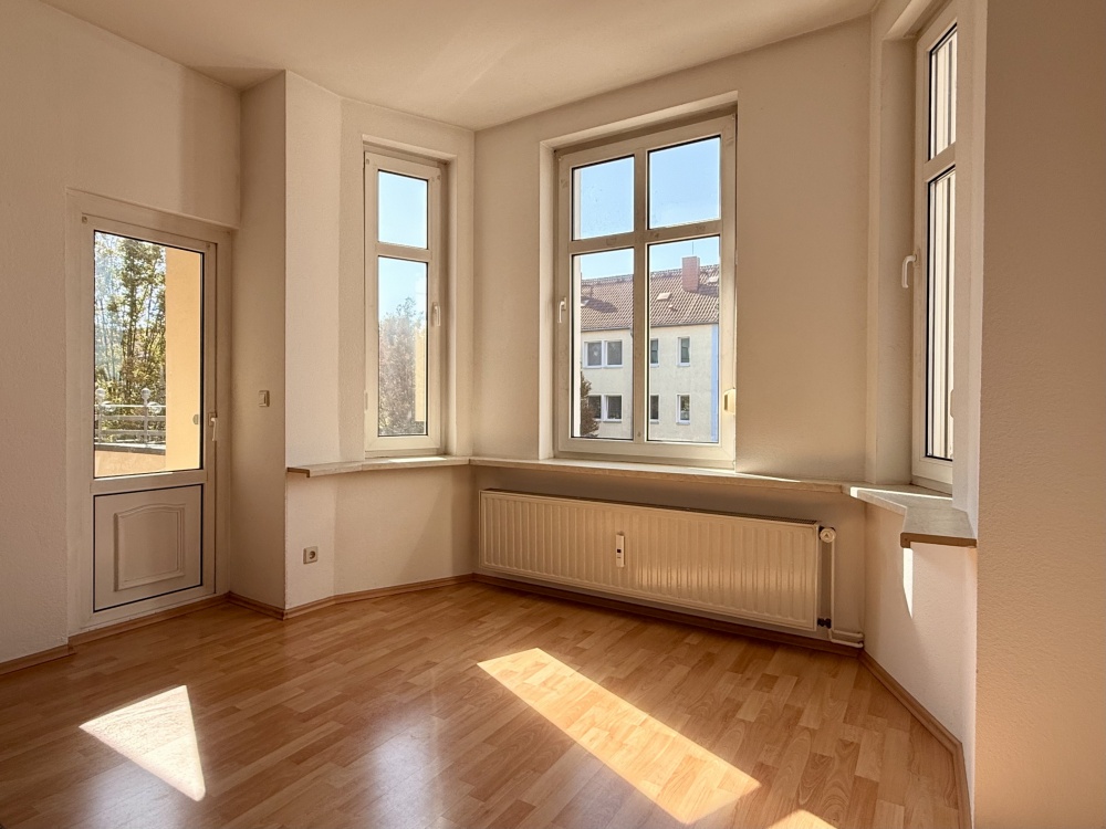 Erker im Wohnzimmer und Zugang Balkon