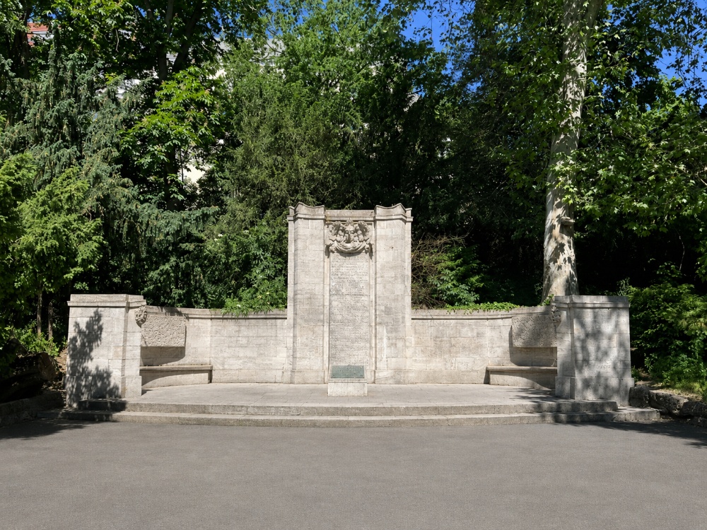 Monumentale steinerne Erinnerungswand