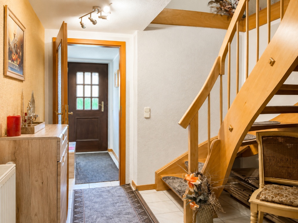 Flur mit Treppe zum Erdgeschoss