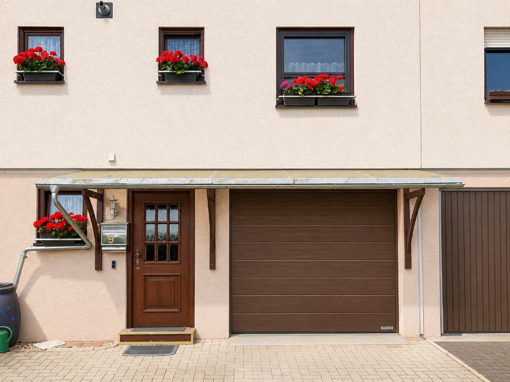 Hauszugang mit Garagenzufahrt