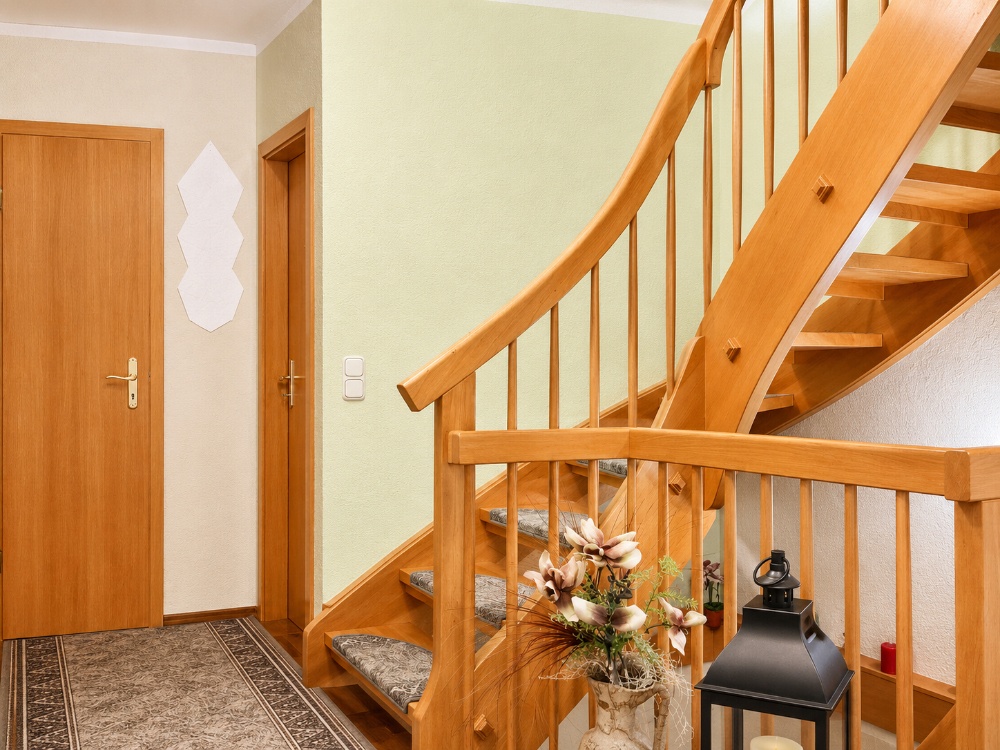 Flur mit Treppe zum Obergeschoss