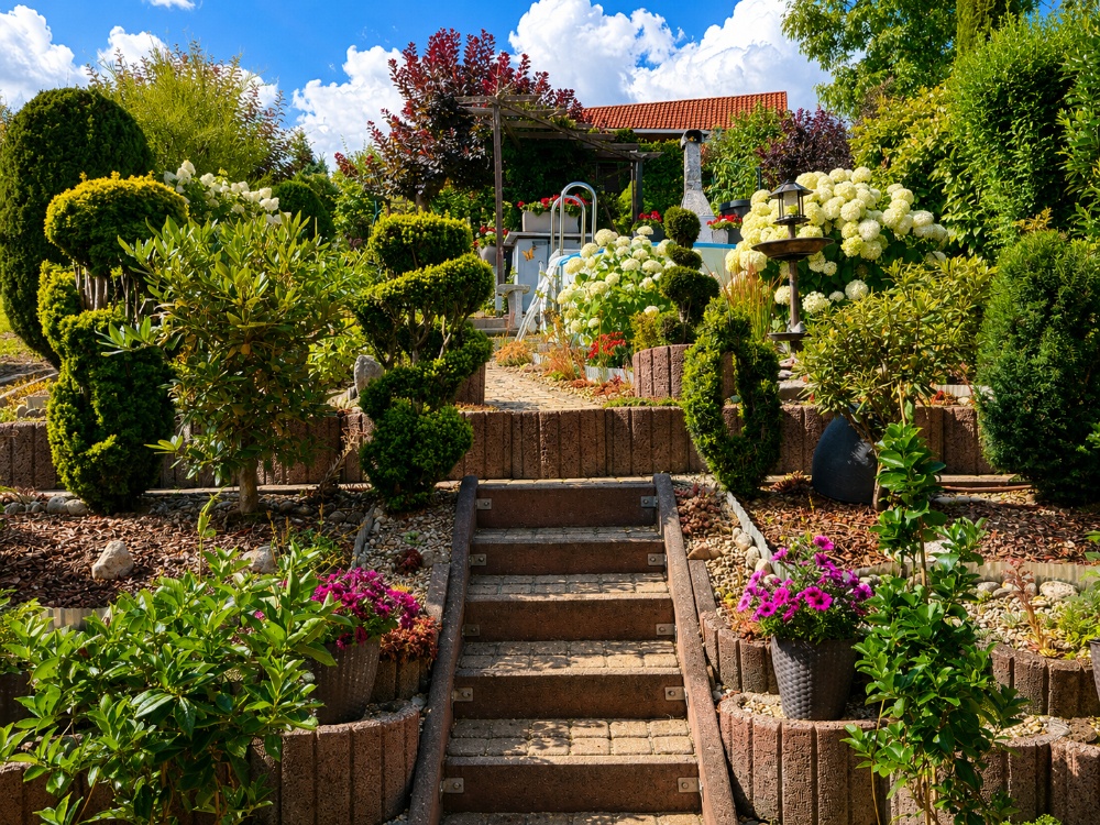 Blick von der Terrasse in den Garten
