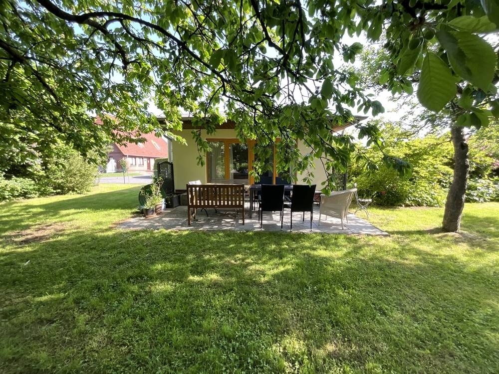 Blick auf das Gartenhaus mit Terrasse