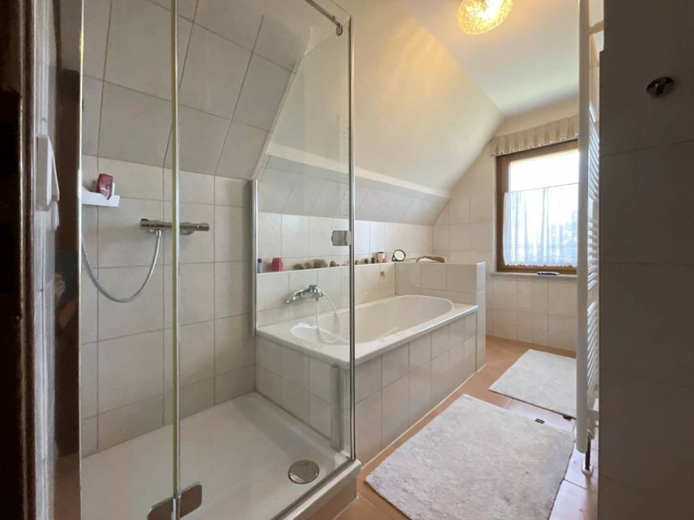 eine Dusche ist auch vorhanden