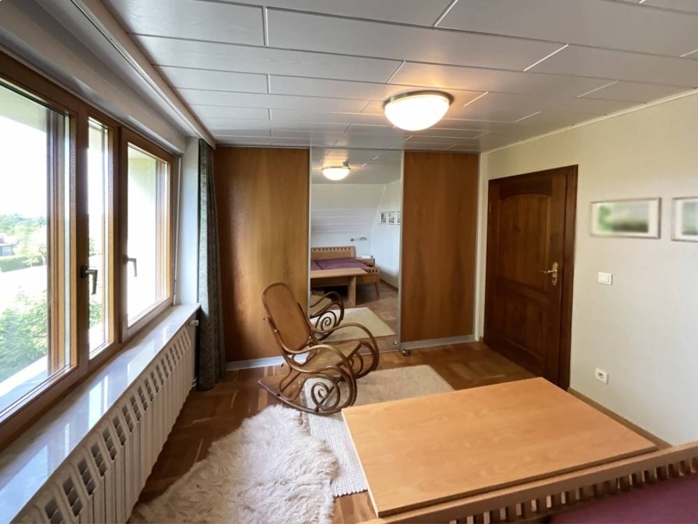 Blick zum Kleiderschrank