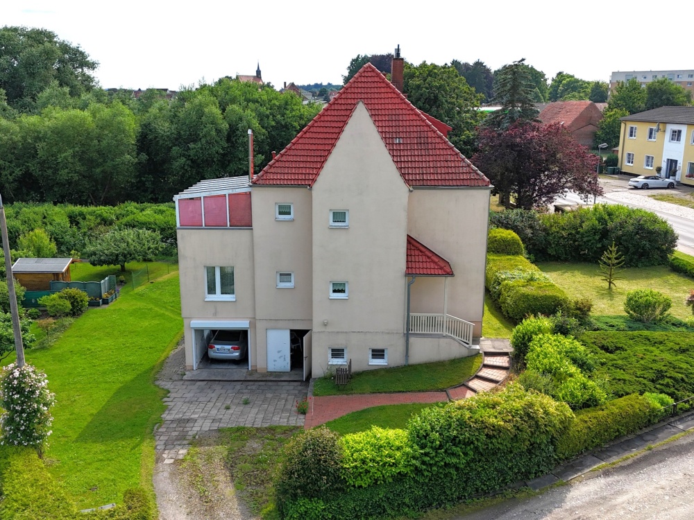 Nordöstliche Seite mit Garage