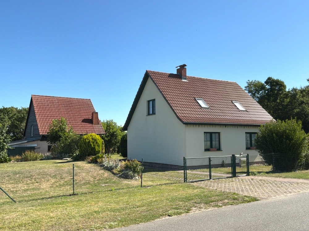Haus und Nebengelass straßenseitig